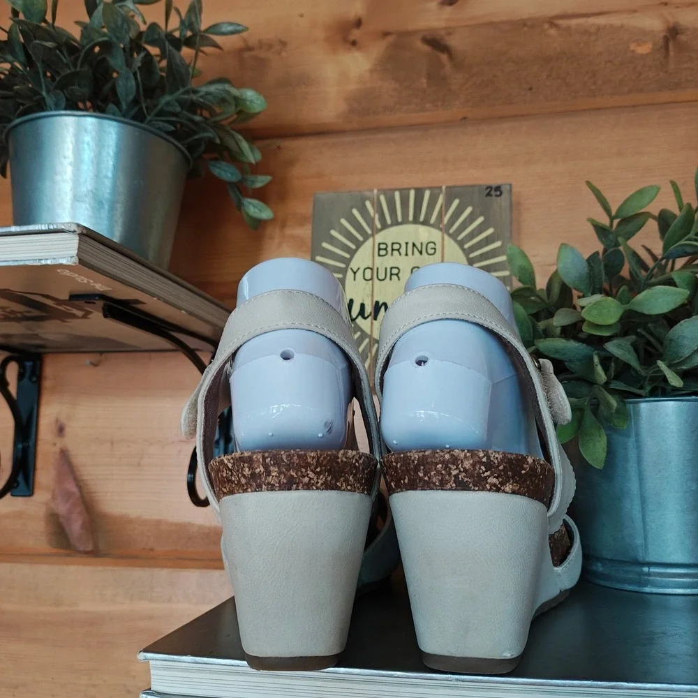 Natural Soul Tristin Sandals Ivory Faux Leather T-Strap Beaded Cork Wedges Sz 9M